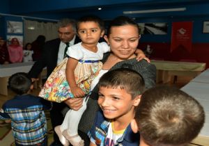 Özdemir çocukların bayram sevincini paylaştı