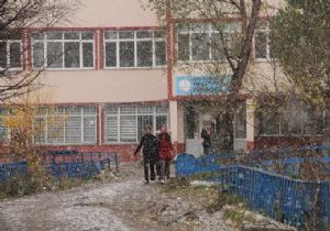 Kar altında oy kullanmaya gittiler
