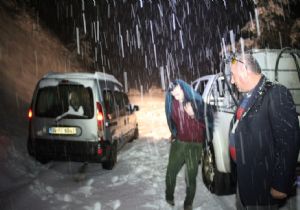 Oltu'da yolcu kurtarma operasyonu