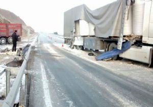Kamyon park halindeki Tır'a çarptı