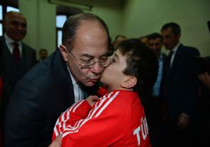 Akdağ'dan milli sporculara moral destek