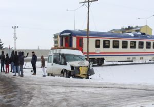 Horasan'da tren minibüse çarptı: 1 yaralı