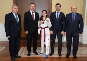 Altıparmak şampiyonu ödüllendirdi