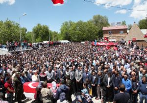 Ahlat şehidini uğurladı 