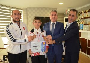 Dünya 3'üncüsü Sönmez'e ödül