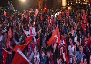 Dadaşlardan demokrasi kararlılığı