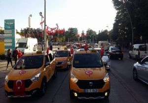 Taksicilerden demokrasi konvoyu
