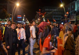 Bilim ve medya mensupları demokrasi nöbetinde