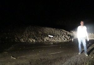 İspir yolunda toprak kayması