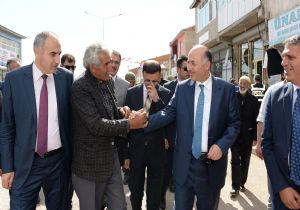 Vali Azizoğlu, Karayazı'daydı