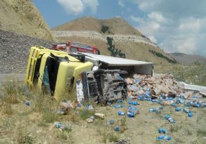 TIR'la otomobil çarpıştı 2 yaralı