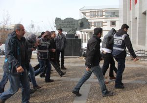 Bıçaklama olayı zanlıları adliyeye sevk edildi