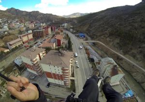 Gümüşhane-Erzurum yoluna  paramotor indi