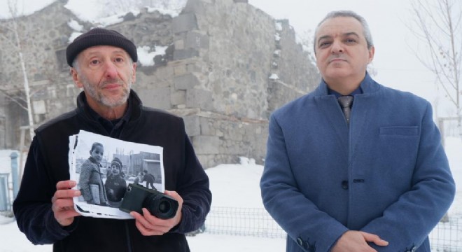 44 yıl önce fotoğrafladığı çocuğa ulaştı