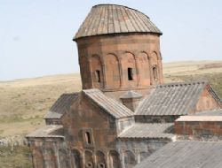Ermeniler Anı'ya zarar veriyor