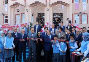 Öğrencilerden Akdağ'a çoşkulu ilgi