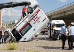 Ambulans ile minibüs çarpıştı: 7 yaralı