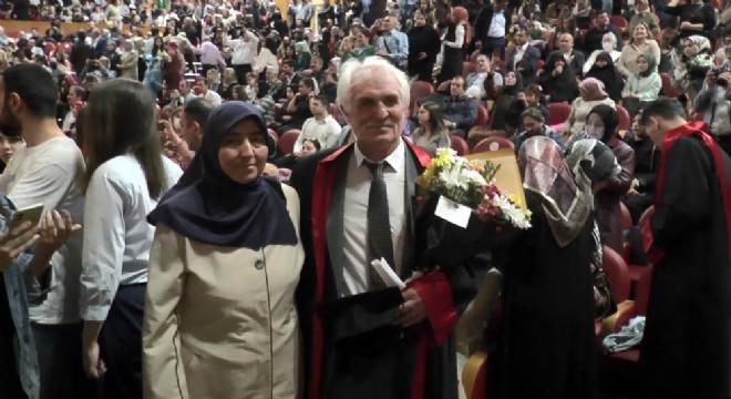 62 yaşında Hukuk Fakültesi'nden mezun oldu