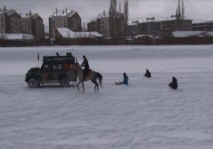 Erzurum'da kar üzerinde lastik raftingi 