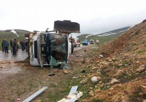 Pazaryolu'nda midibüs devrildi: 25 yaralı