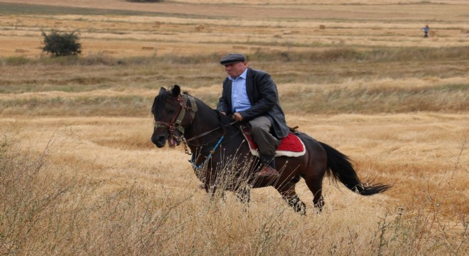 72 yaşında tüm ulaşımını atla sağlıyor