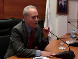 Özbek'e liyakat nişanı verilecek