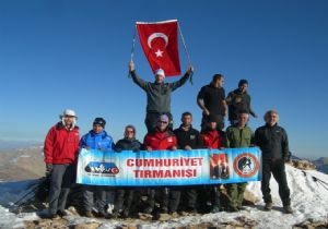 90. Yıl Coşkusunu Akbaba Zirvesinde yaşadılar