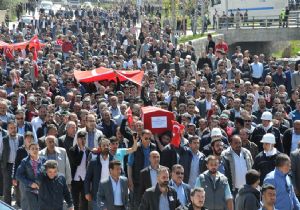 Vanlı şehidi binler uğurladı 