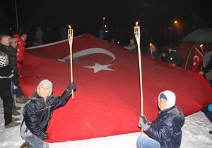 90 bin şehit anısına meşalelerle yürüdüler