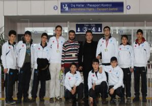 AGD 3 öğrenciyi Umreye gönderdi