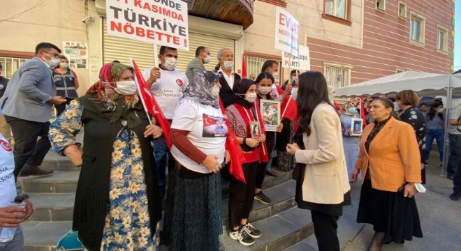 AK Parti'den evlat nöbetindeki ailelere ziyaret