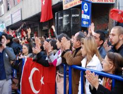 On binler bölücüleri lanetledi