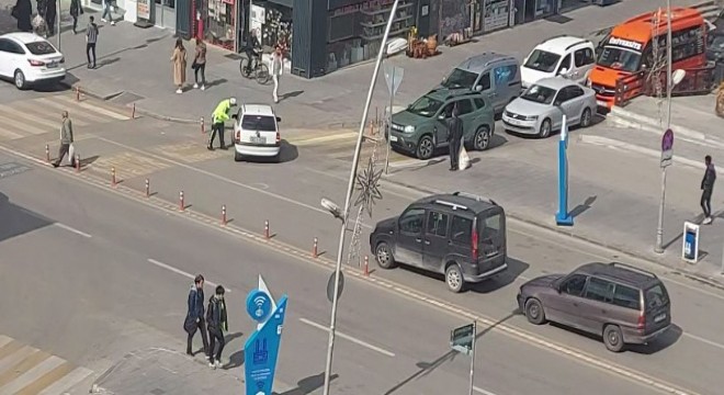 Acemi şoför trafiği aksattı