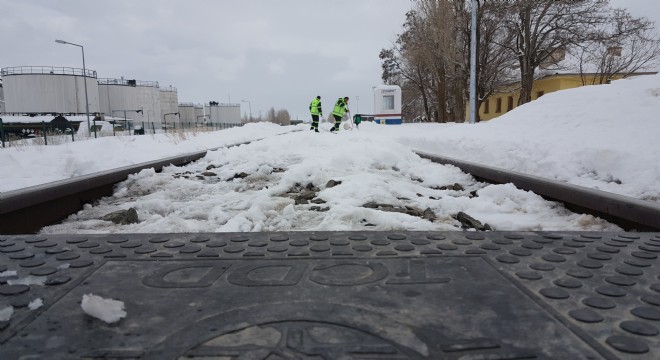 Ağrı ve Horasan'da eğitime kar engeli