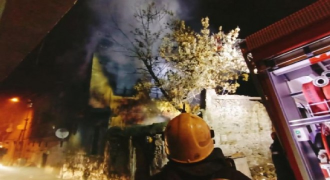 Alipaşa'da 2 katlı metruk bina kül oldu