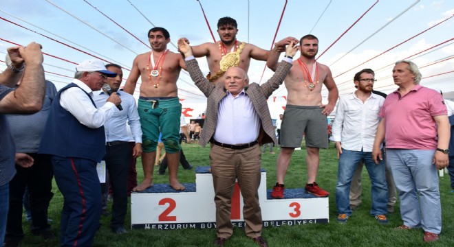 Altın kemeri Başpehlivan Yaşarlı kazandı
