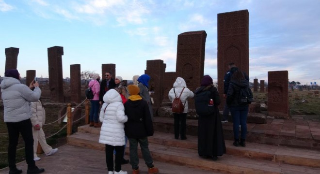 ‘Anıt mezarlar Türk milletinin tapu senedi'