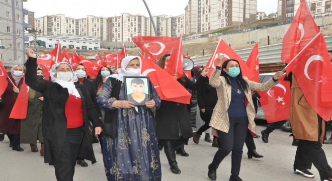 Anneler çocuklarını HDP'den istiyor