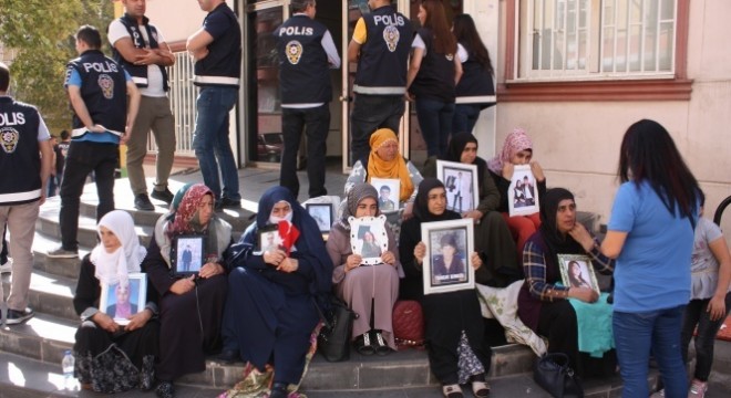 Annelerin HDP önündeki evlat nöbeti 24'üncü gününde