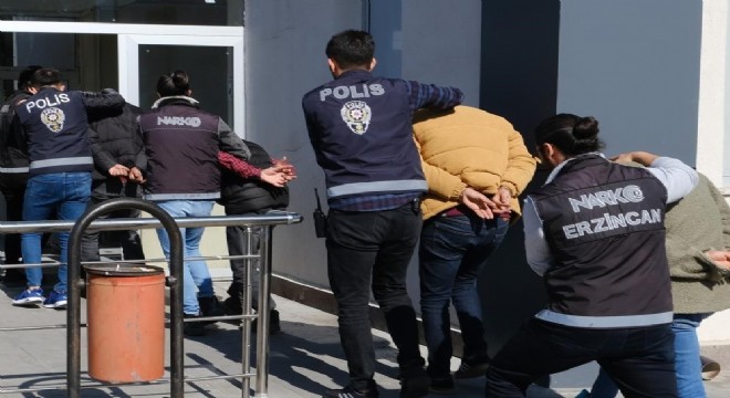 Aranan 35 zanlı ve 9 düzensiz göçmen yakalandı