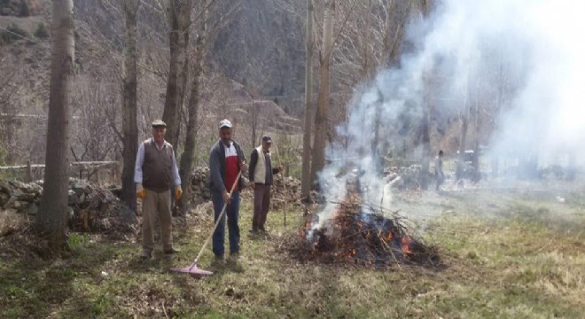 Aşağı Çamlı'da imece usulü mezarlık temizliği
