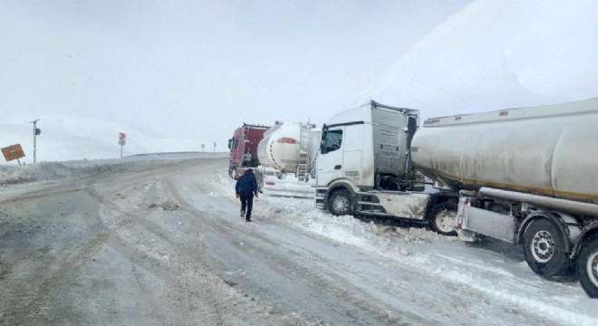 Aşkale-Bayburt yolu trafiğe kapatıldı