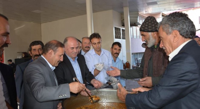 Aşkale Belediyesi'nden aşure ikramı