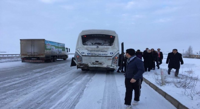 Aşkale Çayköy'de trafik kazası: 2 yaralı