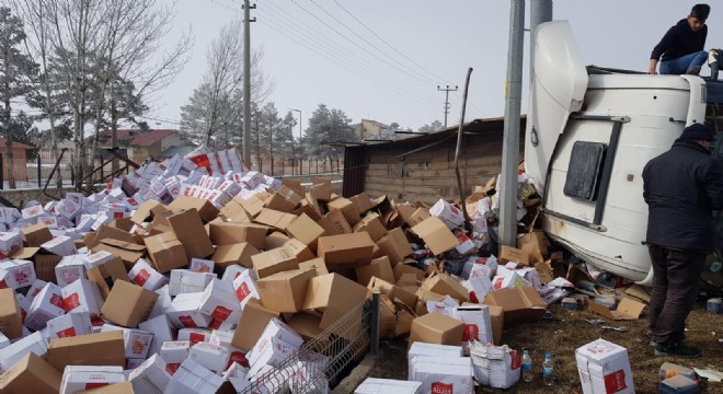 Aşkale Tepebaşı'nda tır 2 otomobili hurdaya çevirdi