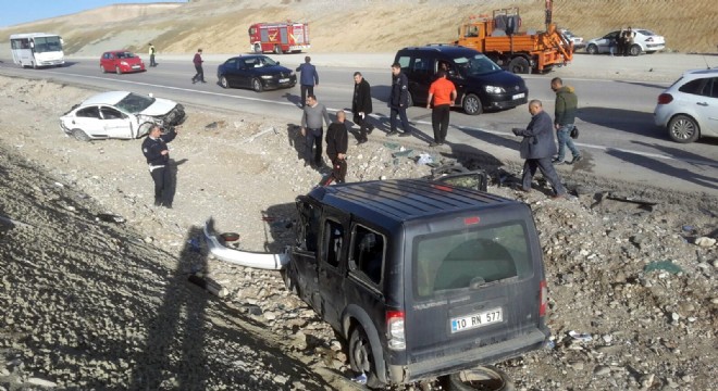 Aşkale'de 2 otomobil çarpıştı: 6 yaralı