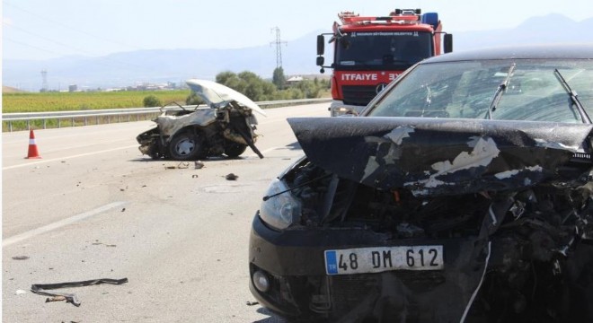 Aşkale'de feci kaza, araç ikiye bölündü:5 yaralı