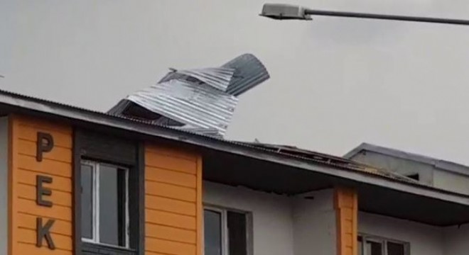 Aşkale'de fırtına çatıları uçurdu