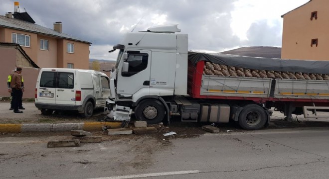 Aşkale'de tır otomobile çarptı: 4 yaralı
