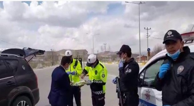 Aşkale protokolünden polislere ikram sürprizi